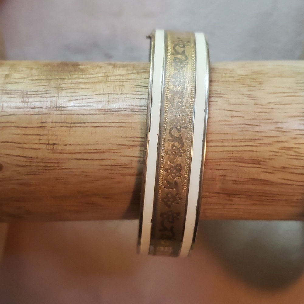 Gold tone and white enameled Bracelet